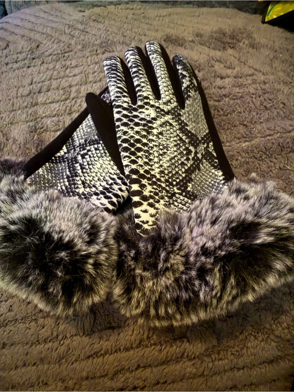 Women's Black & White Faux Fur Cuff Winter Gloves